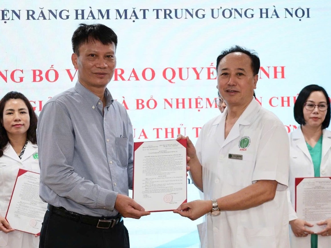 Trao quyết định bổ nhiệm cho KS. Nguyễn Hoàng Ánh, Phó trưởng phòng Quản lý thiết bị y tế.